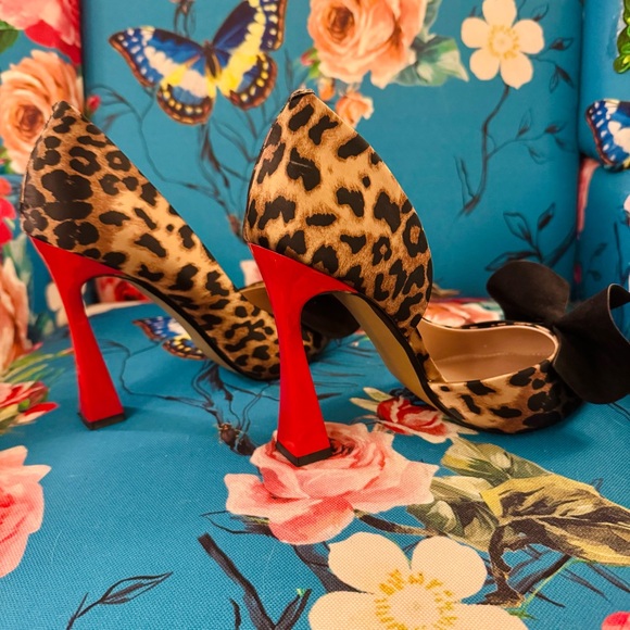 Betsey Johnson Leopard Heels with Black Bow - Picture 4 of 6
